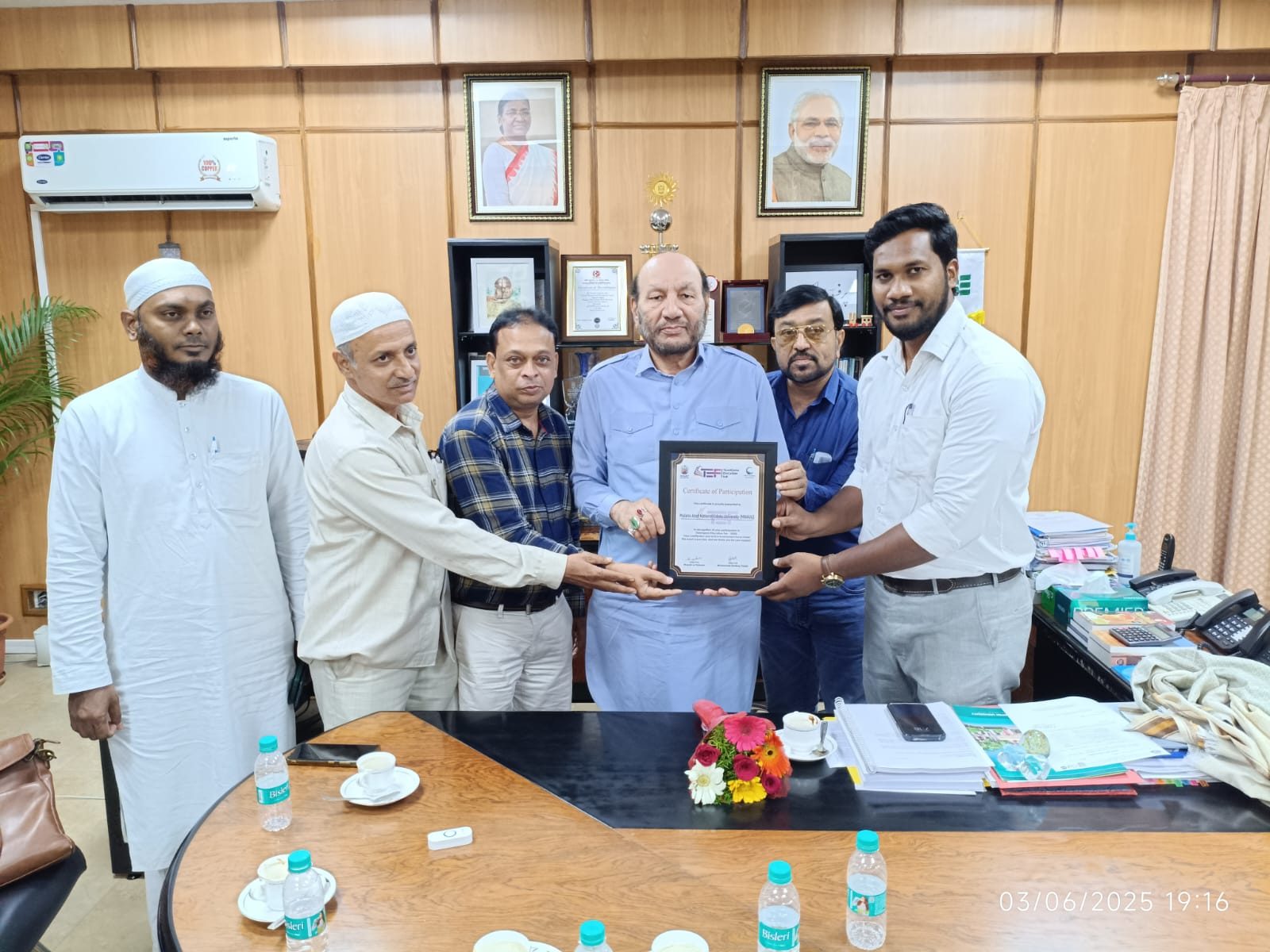 Hyderabad: Maulana Azad National Urdu University (MANUU) will soon start calligraphy classes especially for women at Urdu Hall, Himayat Nagar. This was revealed by the Vice Chancellor Prof. Syed Ainul Hasan. He was speaking at a meeting held with a delegation of MANUU Alumni Association yesterday evening. He urged the Association to work to connect Urdu intellectuals, teachers and students with Urdu University and ensure more admissions of local students. Earlier, the Alumni Association, led by Nasir H