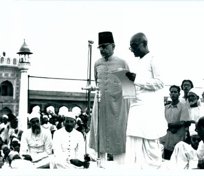 H. E. Shri C. Rajagopalachari and Maulana Abul Kalam Azad at the Thanks giving Service held in the Jama Masjid, Delhi on September 26 to express gratefulness to the Almighty for the solution of the Hyderabad problem. Congregation of about 20, 000 Muslims participated in this ceremony. The Jamiat leader, Maulana Ahmed Sayeed conducted the prayers, Maulana Abul Kalam Azad interpreted. His Excellency’s address