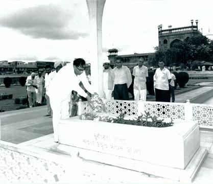 Union Minister for works, housing & Supply Shri Jagannath Rao visited the Tomb of Maulana Abdul Kalam Azad on July 31, 1968. In New Delhi. Photo shows Shri Jaannath Rao offering flowers fo Mazar of Maulana Abdul Kalam Azad