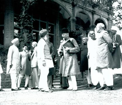 Leader’s Conference at Simla June- July 1945. Congress President, Maulana Azad talking with Master Tara Singh. Other Political leaders are seen in the picture are Mr. Pandit, Mr. Jinah, Mr. C. Rajagopalachari and Dr. Khan Sahib