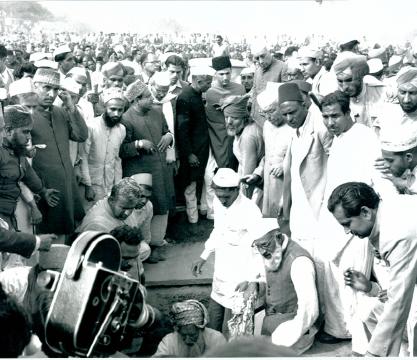 Maulana Abul Kalam Azad, Union Education Minister, passed away at his official residence in New Delhi on February 22, 1958. Photo shows the coffin of the departed leader being lowered in the grave, near Jama Masjid.