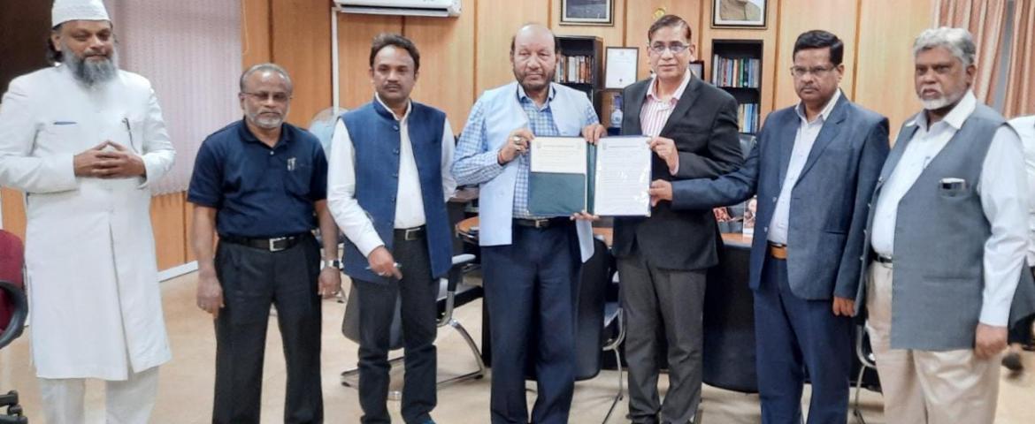 MANUU signs MoU with NALSAR  for academic collaboration  Hyderabad :  Maulana Azad National Urdu University (MANUU) and National Academy of Legal Studies And Research (NALSAR) University  of Law,  have entered into a Memorandum of Understanding (MoU) today to pursue academic collaboration and research activities, mutual exchange of expertise, more particularly for the launching of MA (Legal Studies) programme for the academic year 2022-23 by MANUU.  The MoU was signed today by Prof. Syed Ainul Hasan, Vice C